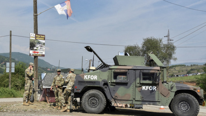 科索沃维和部队在科索沃贾林杰接壤塞尔维亚边境附近巡逻。 路透社资料图