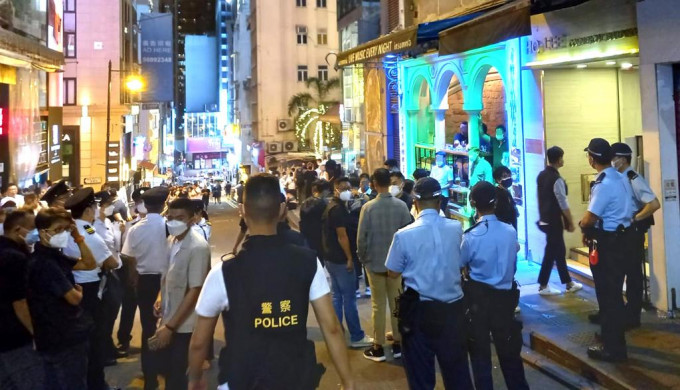 警方聯同食環署人員在蘭桂坊及蘇豪一帶巡查酒吧及食肆。