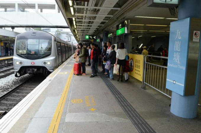 九龙塘站信号故障期间，东铁线列车驶经九龙塘站附近路段时需要慢驶。