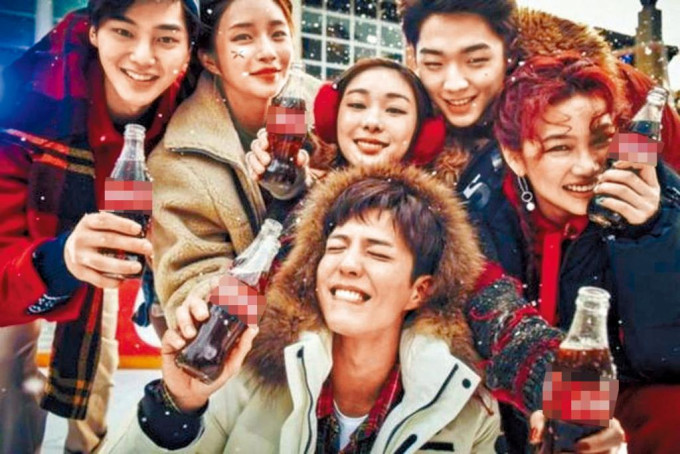 朴宝剑4年前拍广告，身后4名陪衬模特儿包括郑浩妍（右）及宋江（左）均已走红。