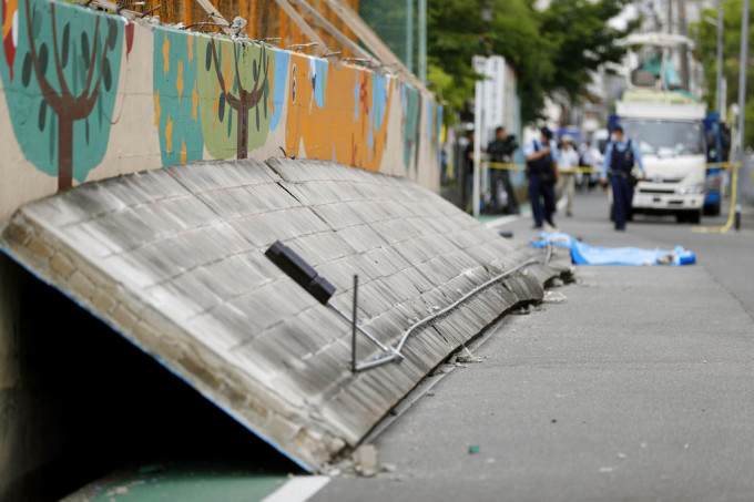 大阪地震压死9岁女童的外墙为违法建筑。AP图片