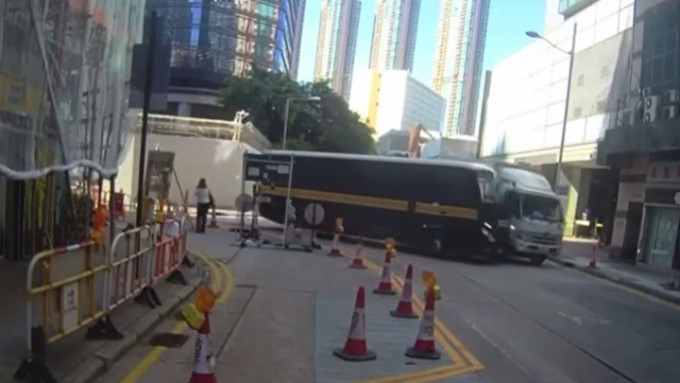 惩教押解车辆与货车相撞。fb「大埔 TAI PO」影片截图