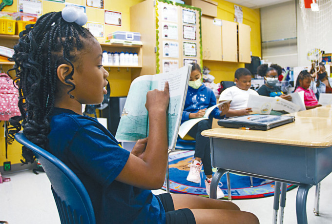 美国亚特兰大市一所小学的三年级学生正在上课。