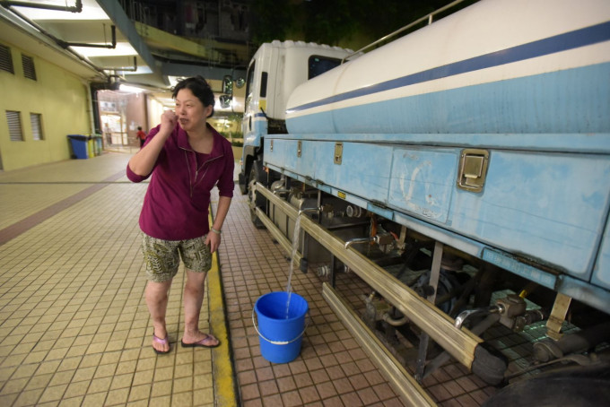 葵涌邨居民落水务署水车取食水。