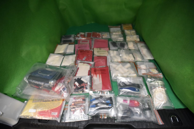 在男子的70件行李箱物品中检获毒品。