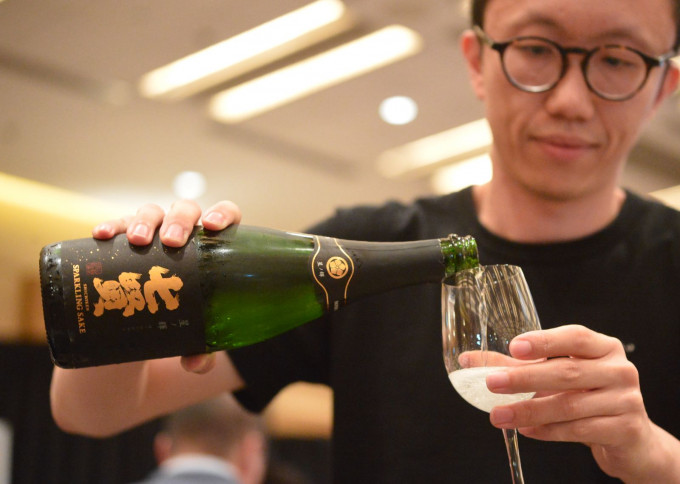 市民可品嘗日本氣泡清酒。