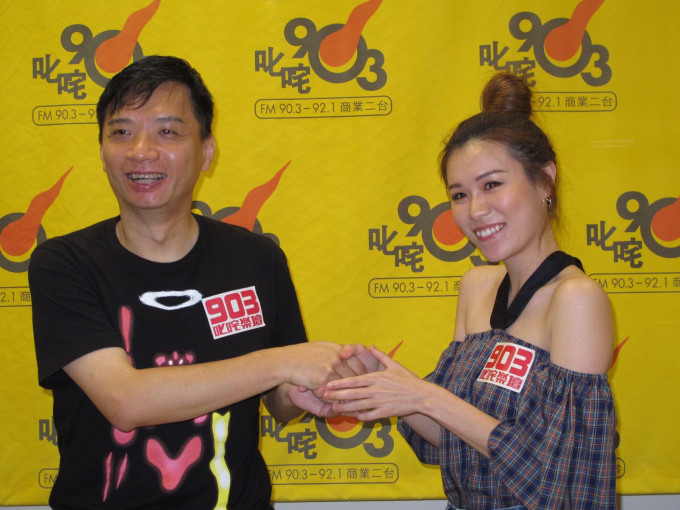 陈辉阳组28位靓声女歌手录专辑，得到勤工奖的秦馨敏获握手作奖品。
