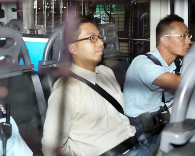 邱文劲以现金10000元保释候讯，不得离开香港，遵守宵禁令和每周3次到警署报到。