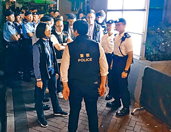 ■西九龙总区高级警司吴颖诗（左）亲自「督师」查牌。