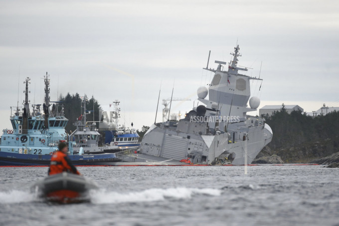 挪威驅逐艦與油輪相撞，幸好沒有漏原油。AP圖片
