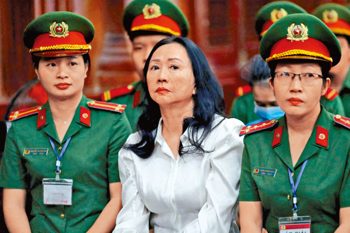 越南房地產大亨張美蘭昨日在胡志明市出庭聽判刑。