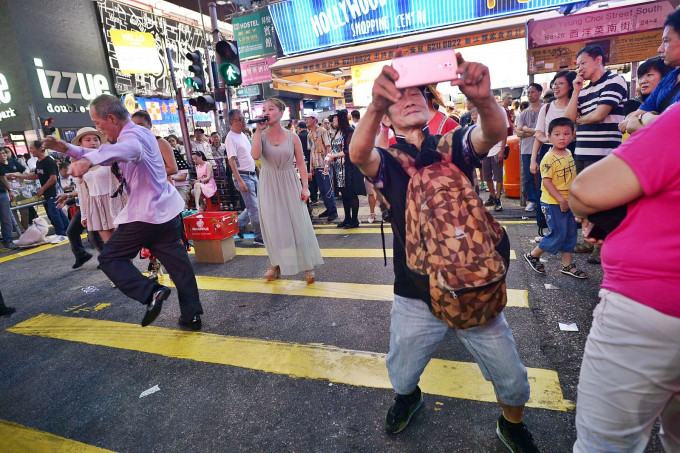 旺角行人專用區最後一日開放，不少表演者、歌迷都大表不捨。蘇正謙攝