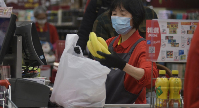 環保署指今年首兩個月主要零售商的膠袋派發量減少逾六成。資料圖片