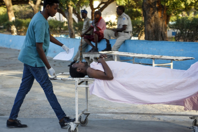 索马里医护人员将酒店袭击伤者送院。AP图片