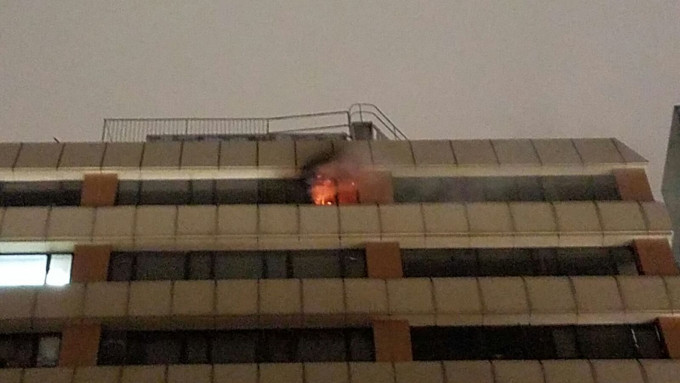 现场火势猛烈，火舌从窗边冒出。