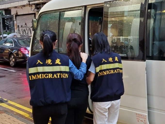 入境处周四进行反非法劳工行动，共拘捕11人。政府新闻处图片