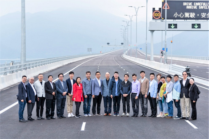 立法会交通事务委员会昨日视察港珠澳大桥香港口岸及香港连接路。资料图片