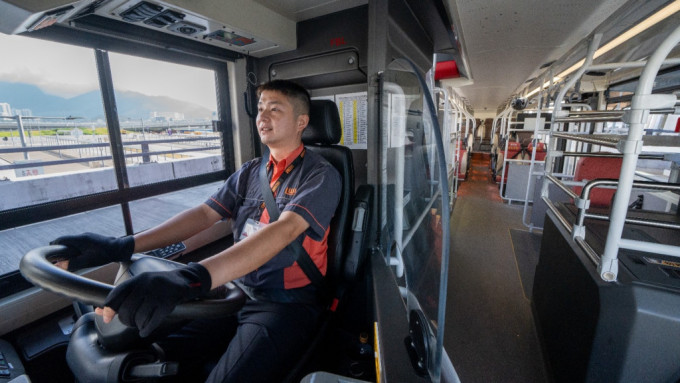 九巴及龙运巴士推出新年期间新入职车长加码奖赏。