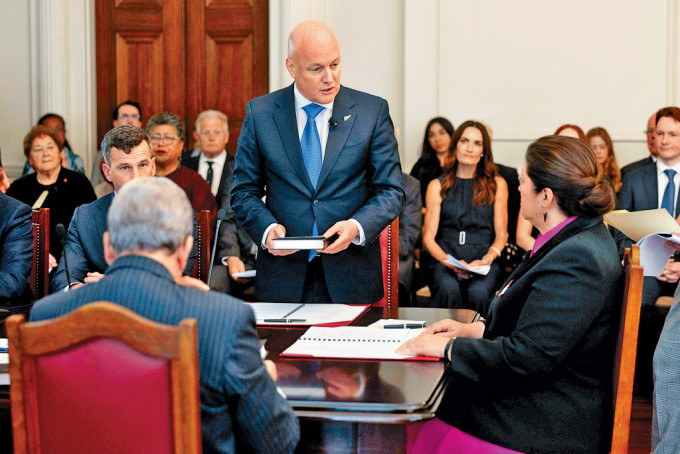 拉克森周一在首都惠靈頓總督府，宣誓就任新西蘭總理。