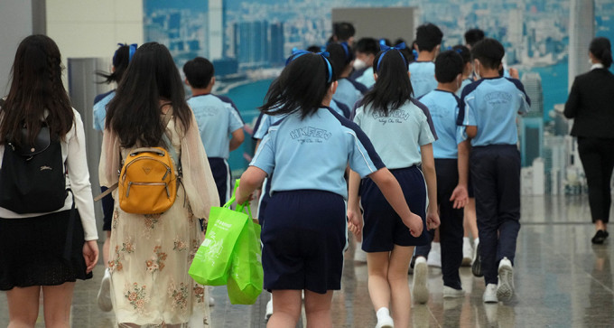 专家建议学生进行需要除口罩的活动前进行快测。（资料图片）