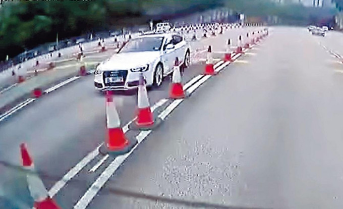 肇事私家車駛入收費亭。