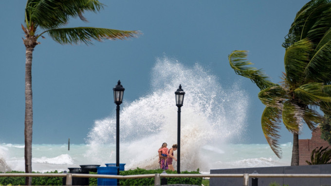 周二颶風伊達利亞來臨前，巨浪拍向佛州希格斯海岸。 美聯社