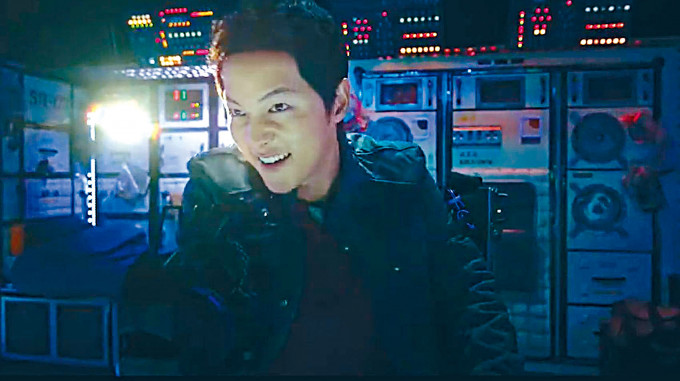 宋仲基主演的《勝利號》首條預告片曝光，他興奮地駕太空船。