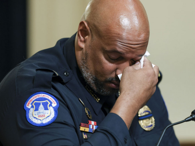 多位作供警員在講述當天經歷時落淚。AP圖片