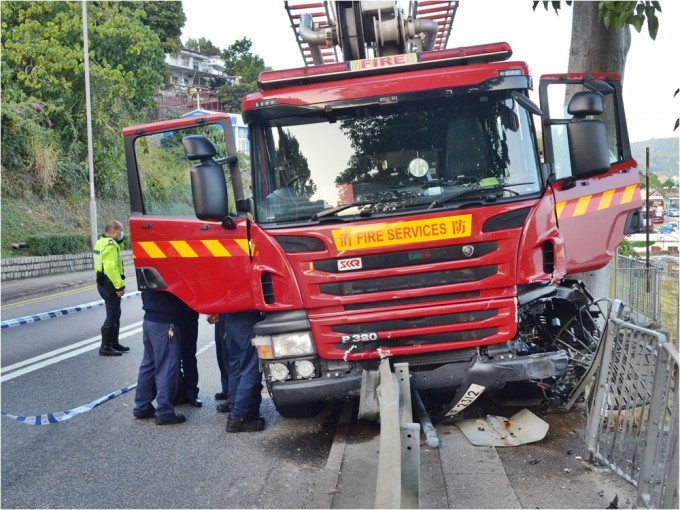 西貢昨日一輛消防車撞向一輛單車及私家車，一名外籍男子死亡。資料圖片