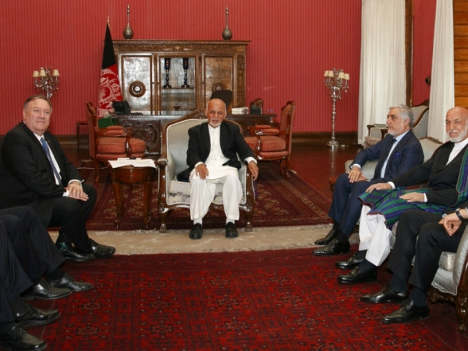 蓬佩奧（左）在喀布爾與阿富汗總統加尼（中）會談。AP