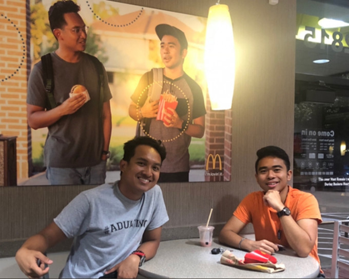 Jevh Maravilla和朋友把自製的假海報貼在麥當勞餐廳內。網圖
