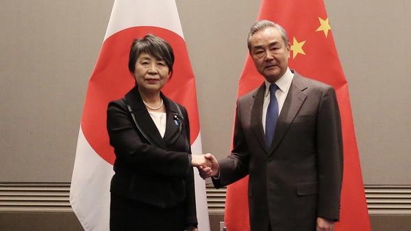 王毅與日本外相上川陽子（左）在南韓釜山會面。 外交部