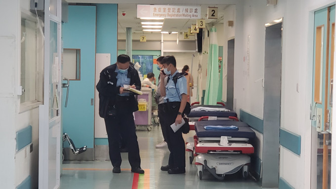 警方到医院调查事件。