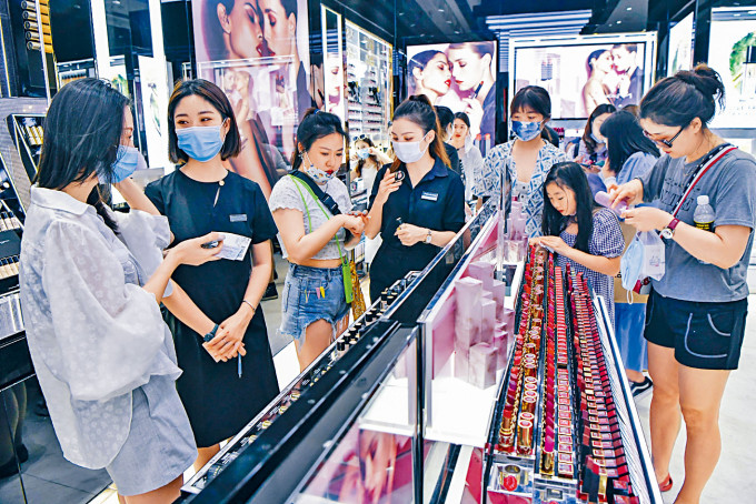 遊客在三亞免稅店選購化妝品。