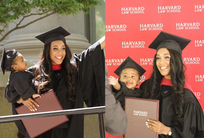 威廉斯與其一歲大女兒同穿上畢業袍，戴上四方帽，從哈佛大學法律學院接過法律博士學位證書。