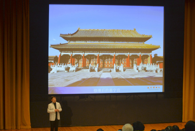 單霽翔又表示，現時北京故宮博物館展出的一百八十六萬多件文物中，有超過九成屬國家珍貴文物。