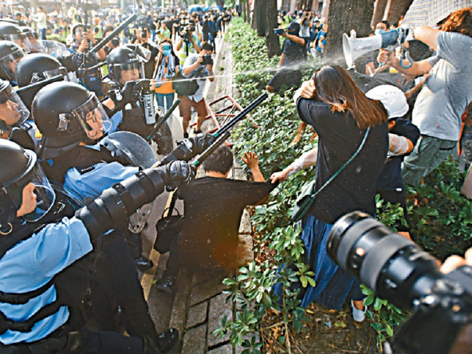 警员用警棍及胡椒喷雾驱散示威者。资料图片