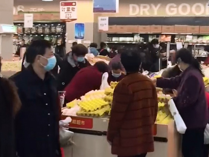 内地多处超市出现购物潮。影片截图