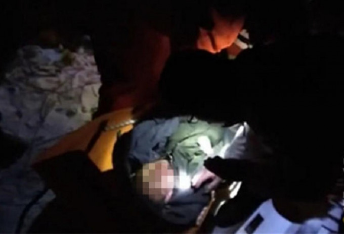 陕西男初中学生称遭对方家长推落40米山沟受伤。网上图片