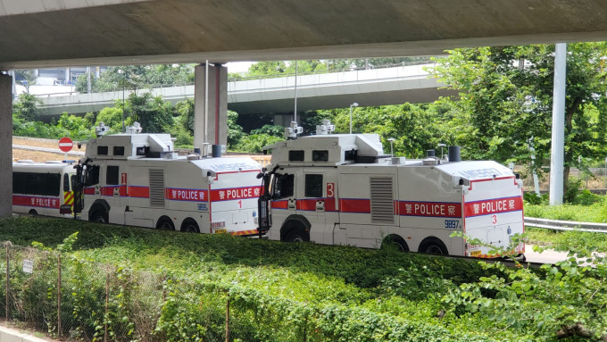 兩輛水炮車在中聯辦附近戒備。