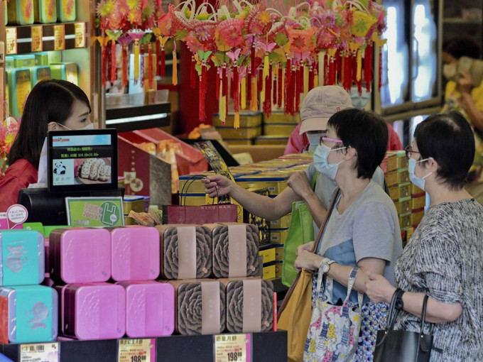 食安中心抽取138个不同类型月饼检测，全部及格。资料图片