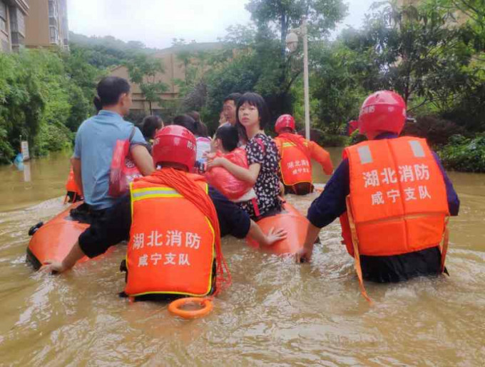 湖北消防協助疏散居民。新華社