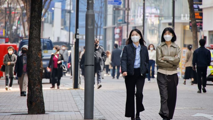 南韩今起解除室内口罩令，市民却习惯了仍「戴满街」。路透