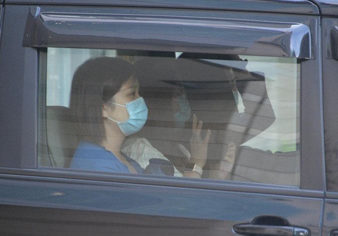 陈彦林母亲(中，白衫者)坐车离开法院。