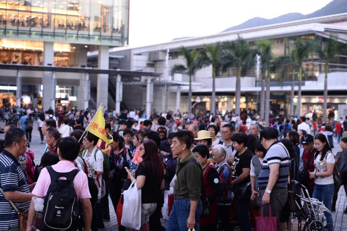 入境旅行團協會建議商場派出旅遊巴，分流東涌人流壓力。資料圖片