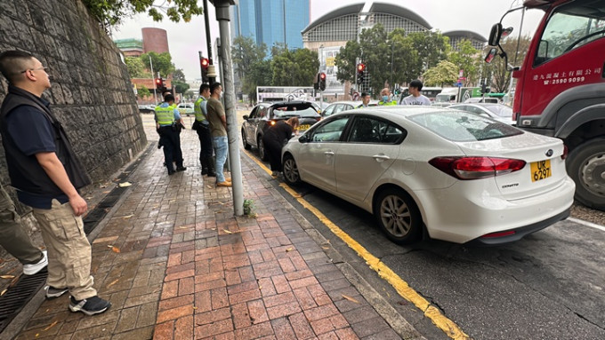 尖沙咀发生警车与私家车相撞意外。刘汉权摄