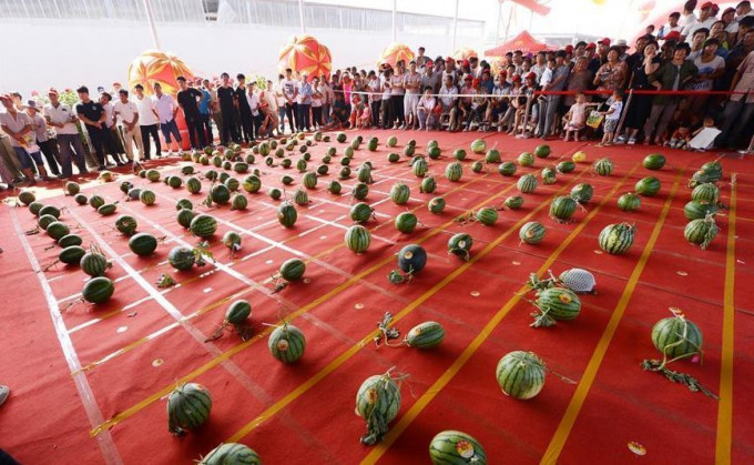 各式各樣西瓜排在地上比賽。新華社