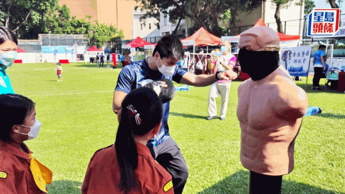 赖彦诺在康体嘉年华和公众人士分享正确拳击姿势。