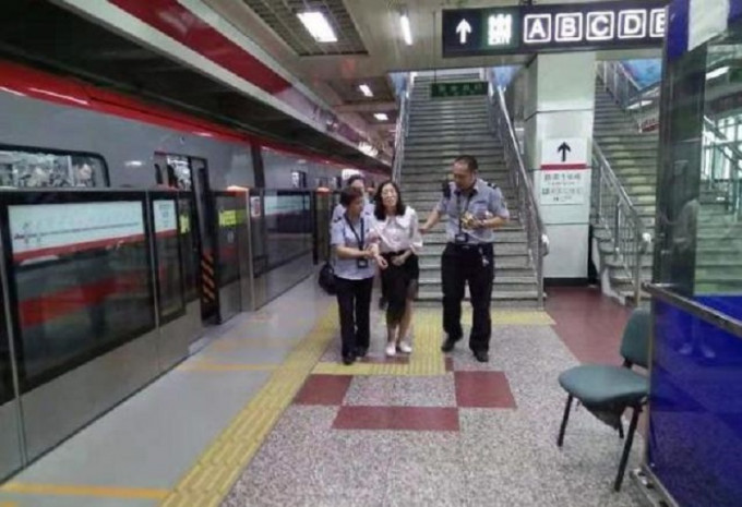 北京地铁四惠站乘客不适。网上图片