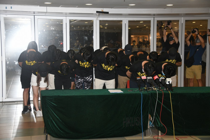 港大學生會評議會成員上月就「七一刺警案」的錯誤動議，鞠躬道歉。資料圖片